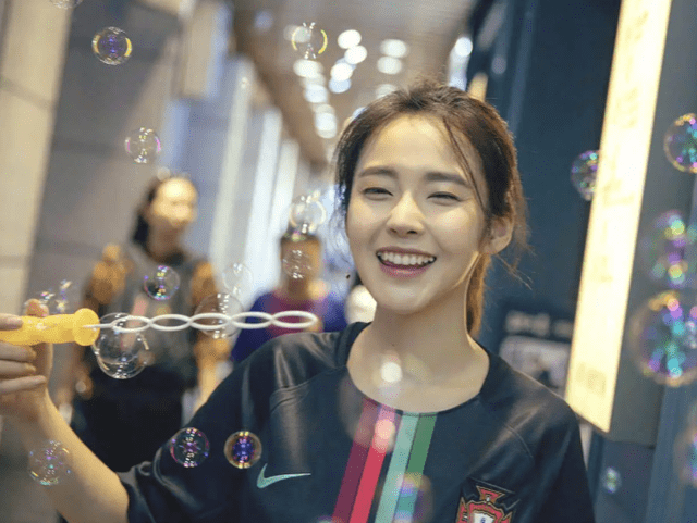 卡丽娜，娱乐圈的一个干净的表演者，不依靠叔叔的关系，而是用作品的质量和实力赚钱。