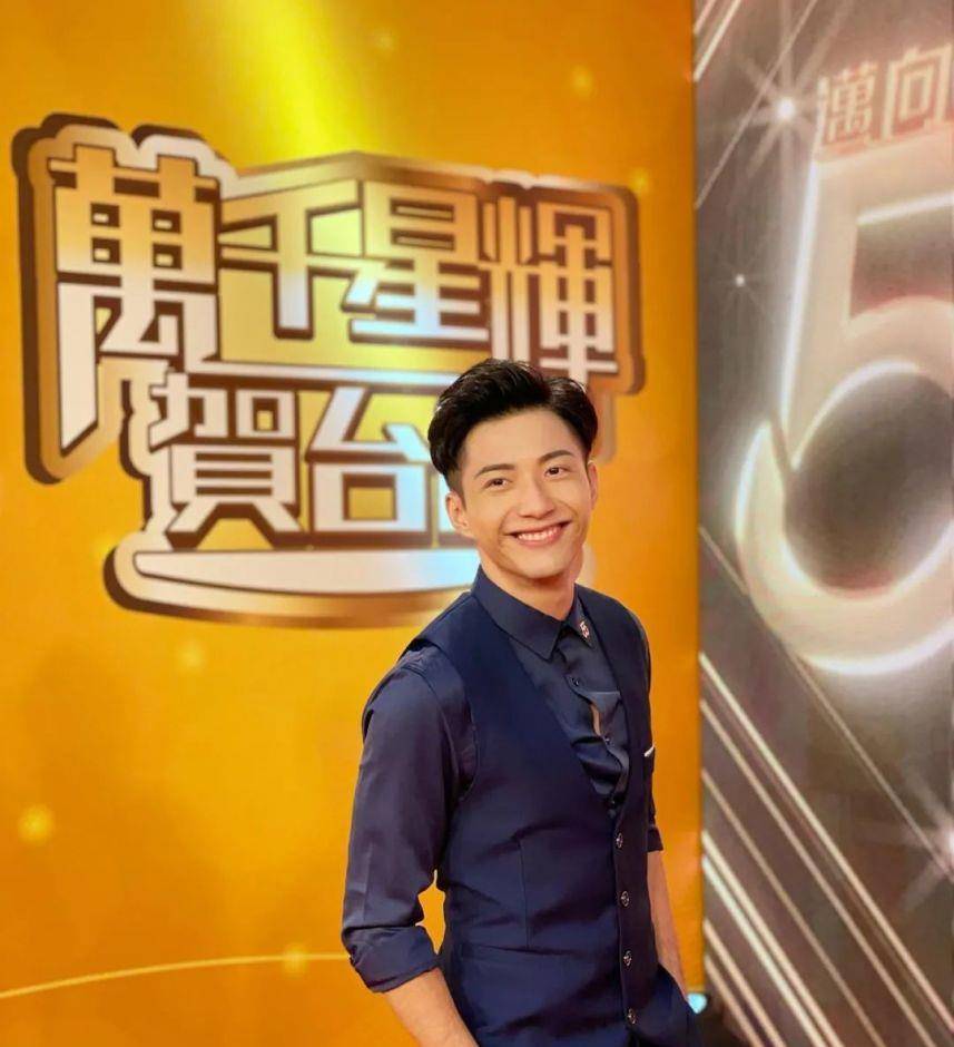 突然,这个新来的TVB学生暴露了他糟糕的私生活。令人惊讶的是,他发表了许多评论,并打破了