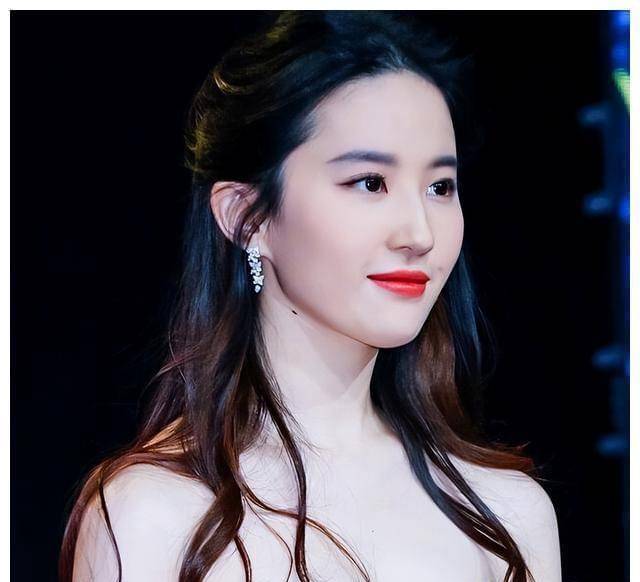 《美女暴击》刘亦菲：身价过亿，一件棉袄穿了十年，现在国籍有争议。