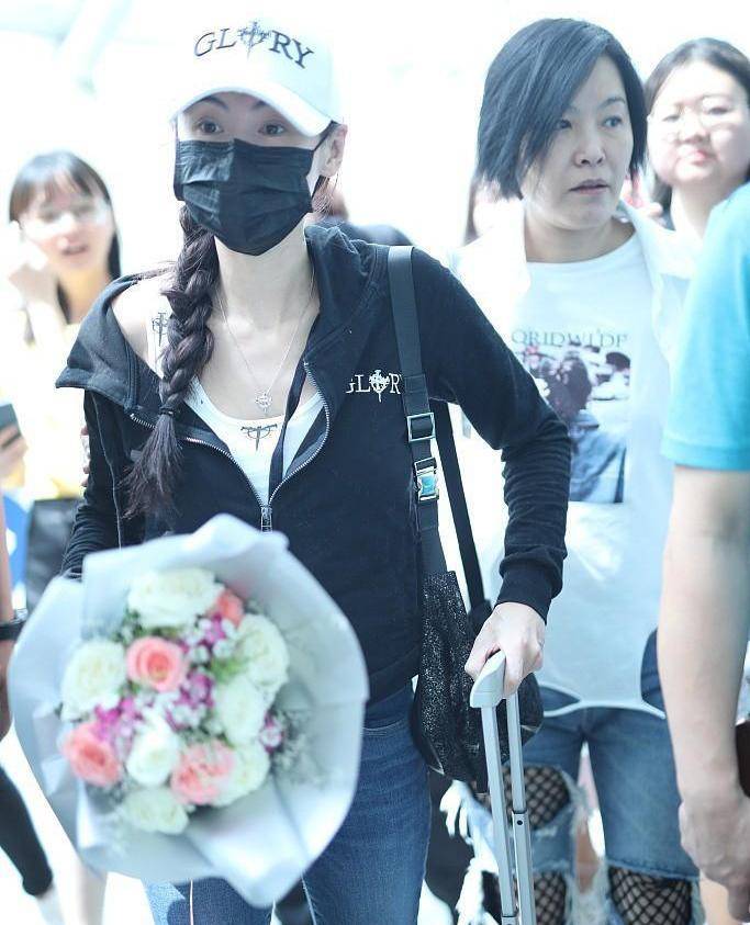 王菲小林青霞机场的近照,一个女强人随风而行,一个低调的女人手捧鲜花。