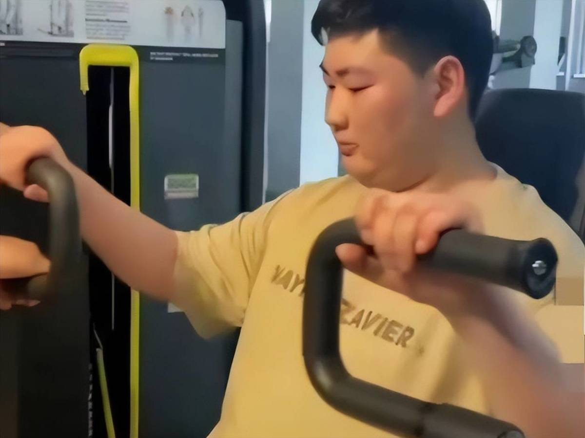 新媳妇,大衣哥忙着用破塑料布盖垃圾堆,满身大汗,头上苍蝇乱飞。