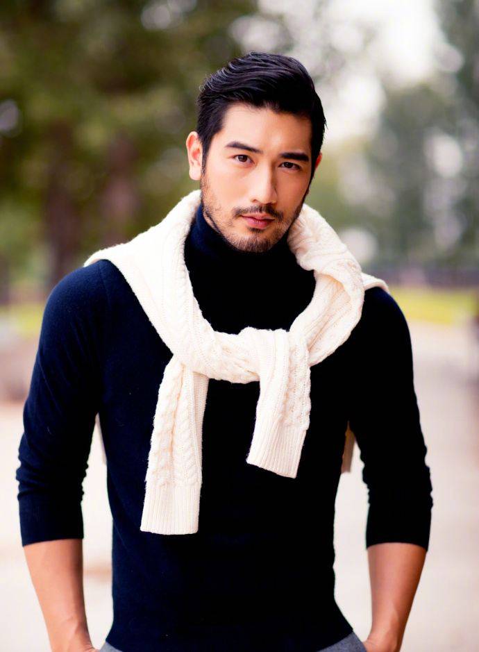 36岁演员杨幂被曝受伤后住院，眼睛严重受伤。他被救护车接走了。