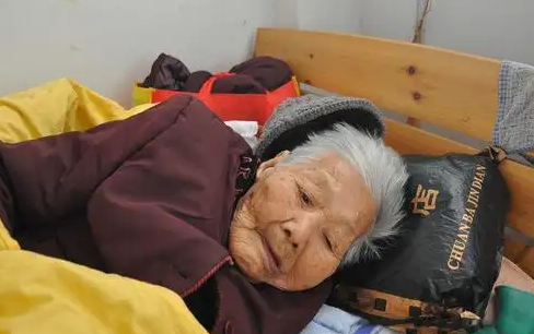 高龄老人临终前半个月的生理表现(老年痴呆临终前半个月的生理表现)