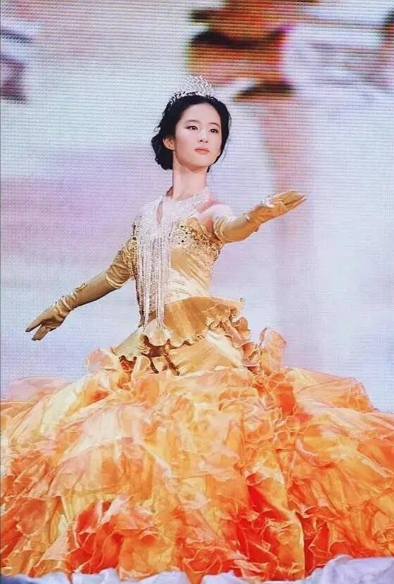 盘点历届金鹰女神:刘亦菲经典李小璐土气,唐嫣大气火爆酒吧撑腰颜值。