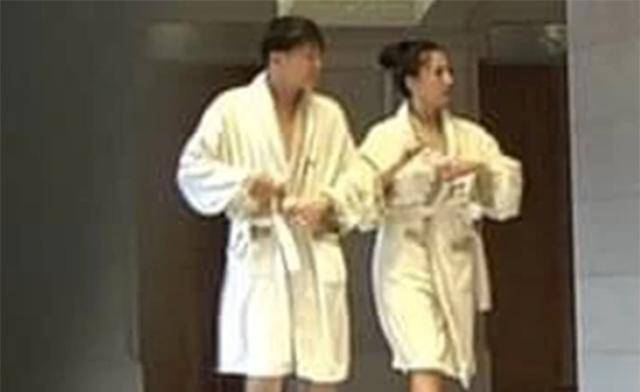 这位30岁的女演员穿着浴袍与一位富商约会，她并不回避接受采访。她坦言：他老婆也知道。