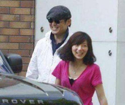 和董卿在一起6年,和倪萍是舞台搭档。56岁的程倩现在已经是冻男神了。