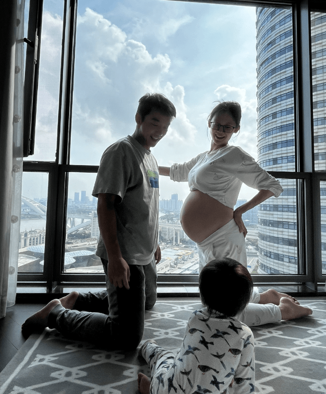 昕薇晒着月亮！产后恢复很快，老公Ryan贴心的陪着超开心。