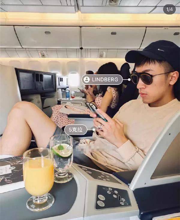 不怕买超级吃醋?珍妮不顾形象与富二代合影,疑似坐在男方腿上引发热议。