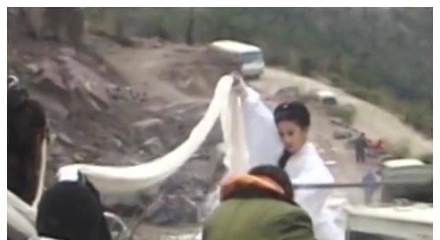 《美女暴击》刘亦菲:身价过亿,一件棉袄穿了十年,现在国籍有争议。