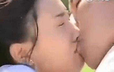 杨幂和迪丽热巴接吻(迪丽热巴被强吻了)