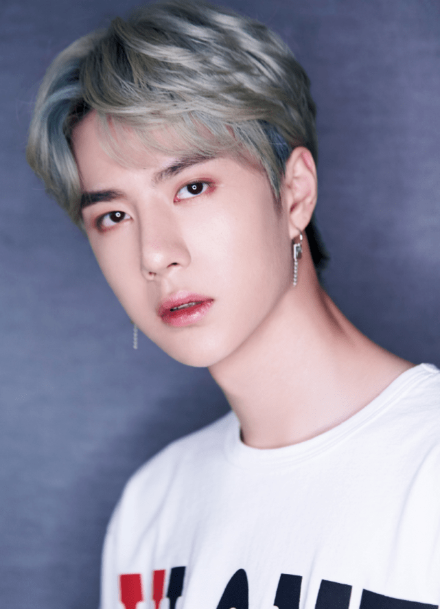 易博的颜值也“崩”了?浮肿的脸和粗糙的皮肤,离开滤镜比路人还惨。