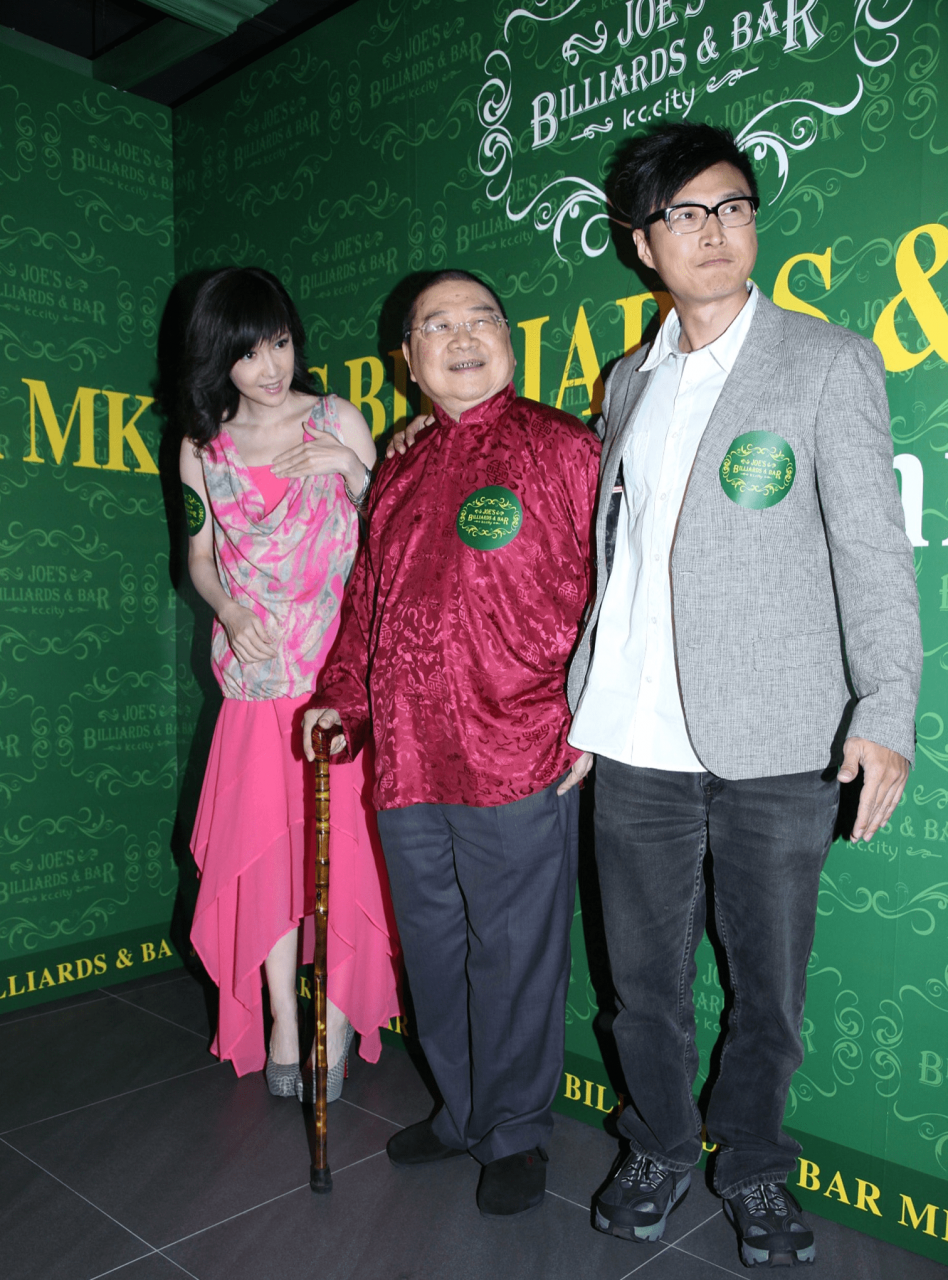 周慧敏对倪匡的死深感悲痛,并拒绝接受采访。翁和他的妻子已经认识30多年了。