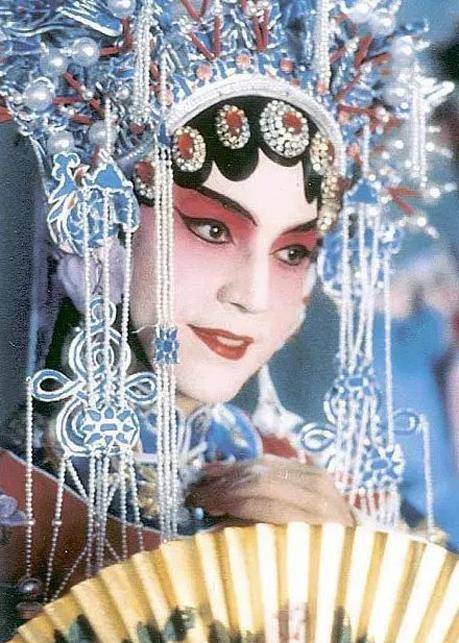 他是由养母带大的。他是亚洲最漂亮的男人。27岁分手,68岁仍单身。