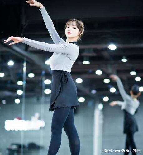 程潇太胖成不了爱豆?看看她的腿和她旁边那个女孩的腿的对比。如果她体重超过一百呢?