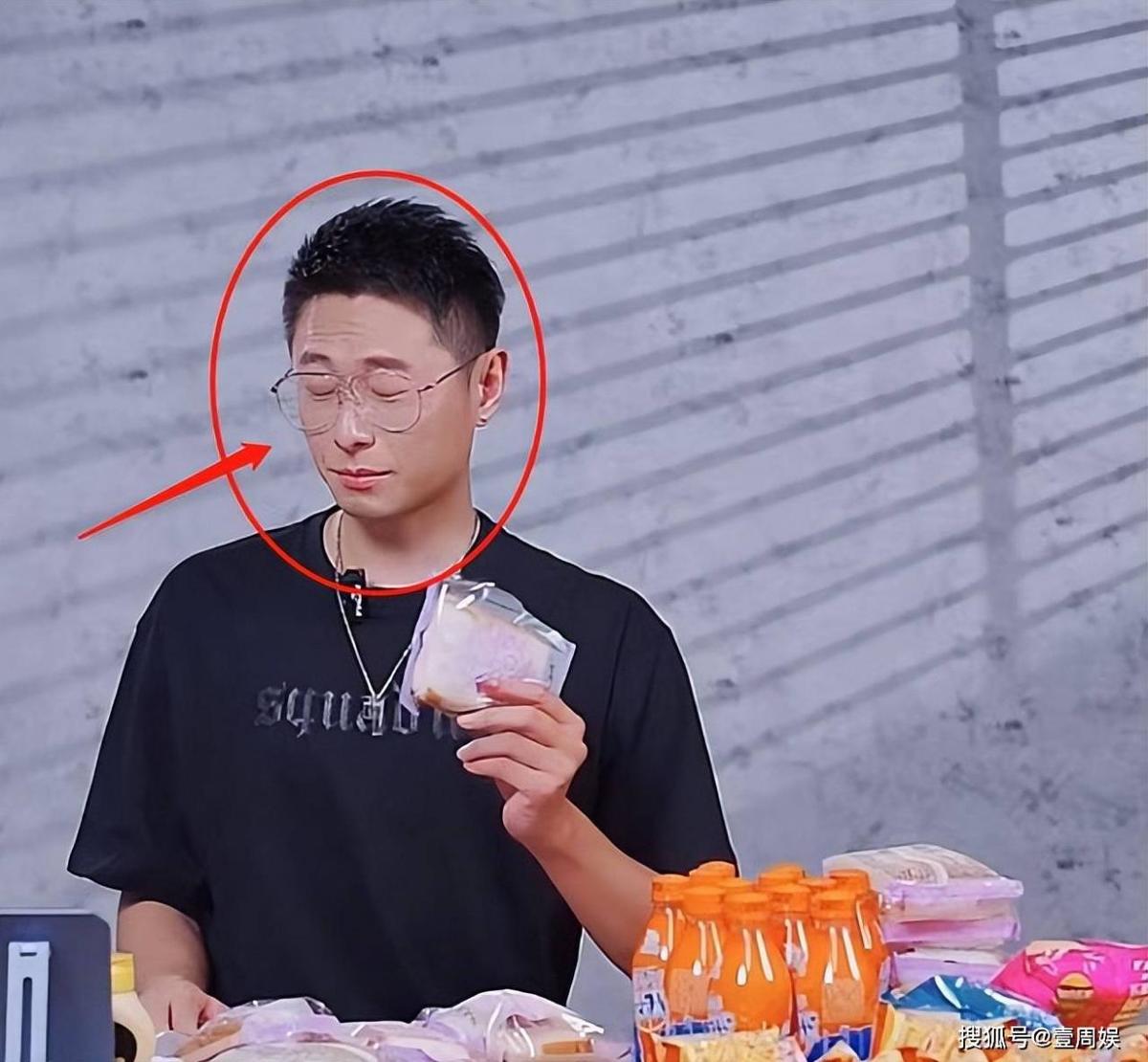 珍妮的老公在现场卖货,被面包噎着,皱着眉头,工作人员无动于衷。