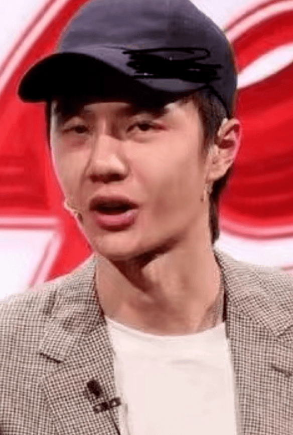 易博的颜值也“崩”了?浮肿的脸和粗糙的皮肤,离开滤镜比路人还惨。