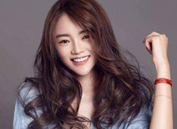 热依扎恢复机场照(热依扎晒全家福感谢粉丝)