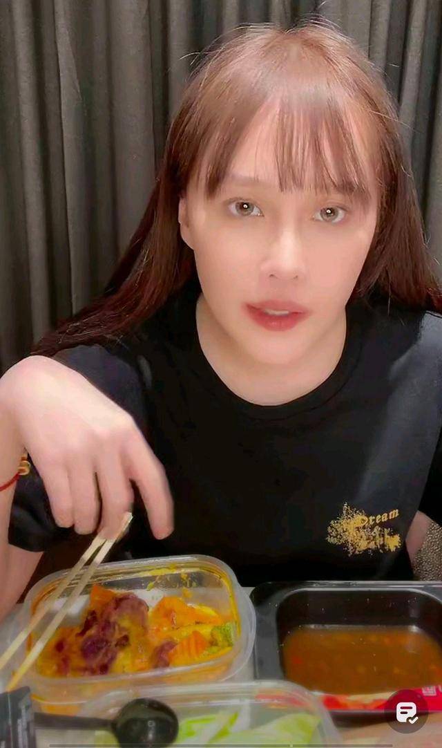 赵本山女儿直播自己存款,银行卡余额9位数,名下两辆劳斯莱斯。