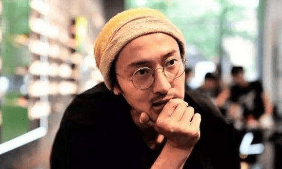 一出道就成了男主角,所有演员都成了一线明星。现在他的风采不减当年。