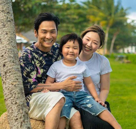 58岁的亚历杭德罗德尔非诺(Alejandro Delfino)看起来胡子拉碴,24岁的妻子很有钱,儿子看起来很高级。