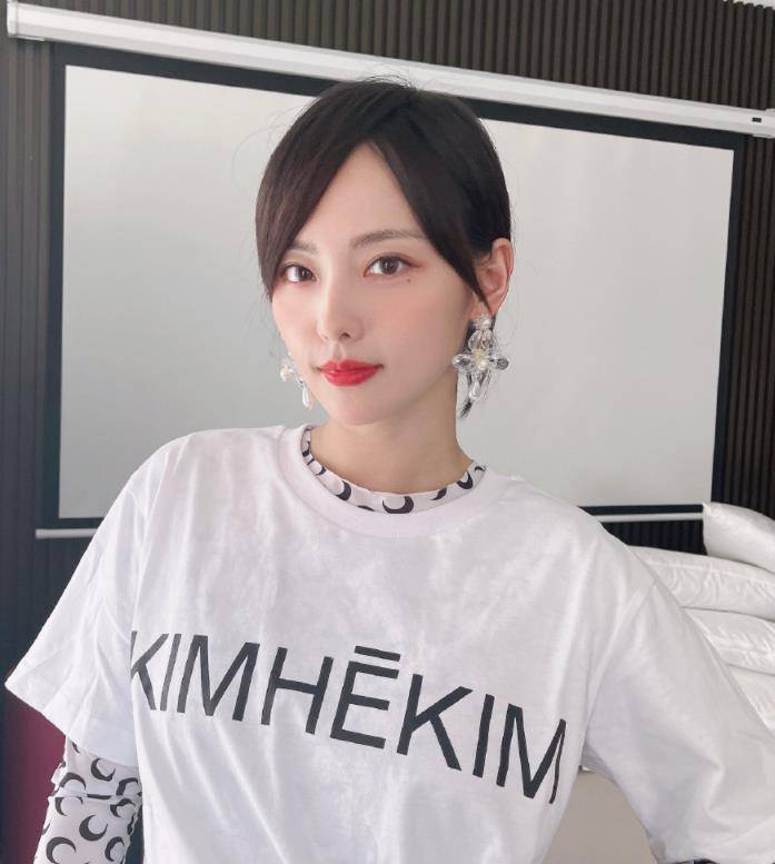 珍妮被拍到扫楼,raw图片的价值被热议。看来电视剧确实有滤镜。