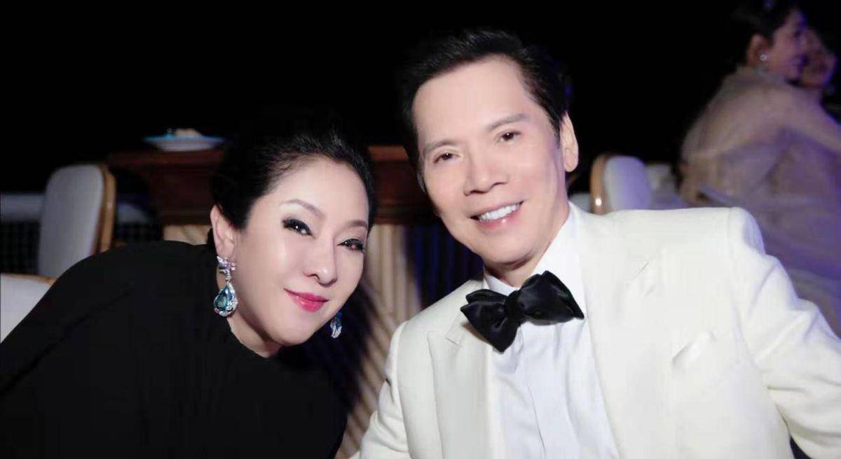 配上Bea Hayden婚礼的唯美现场照,郭爸爸一脸严肃,双方公婆表情各异。