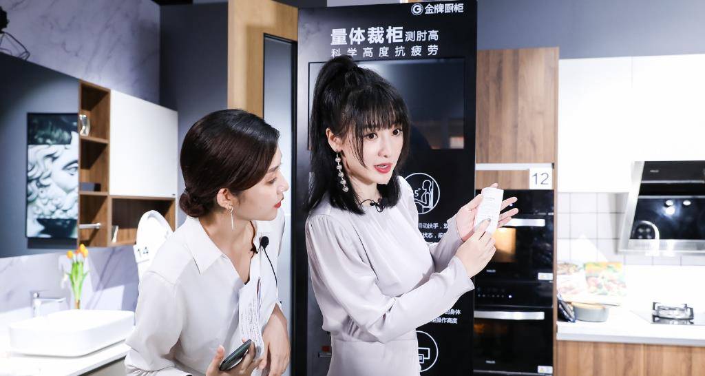 阿达真的很特别。淡紫色时装“镶嵌”珍珠,优雅又有个性。