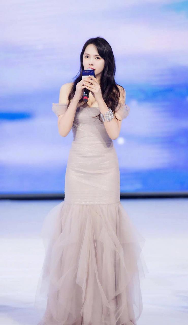 伊能静穿的长连衣裙(伊能静半身裙)