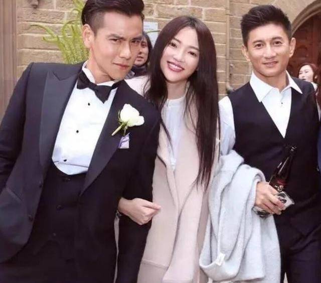 热依扎恢复机场照(热依扎晒全家福感谢粉丝)