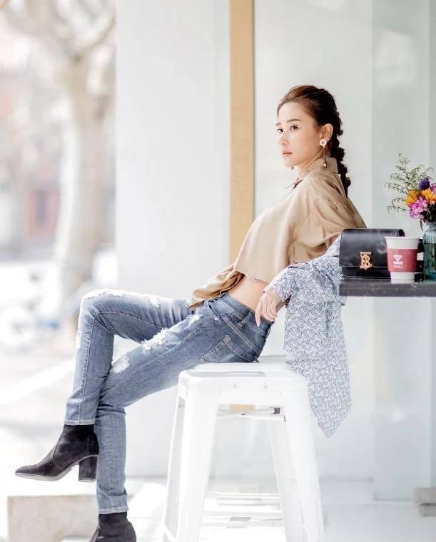 何超莲穿牛仔裤图片(何超莲个人资料身价)
