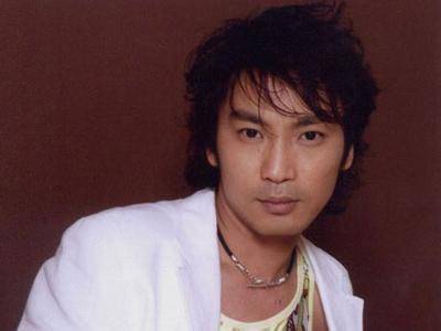 他靠一首歌走红，被搭档毁容，现在身价上亿。