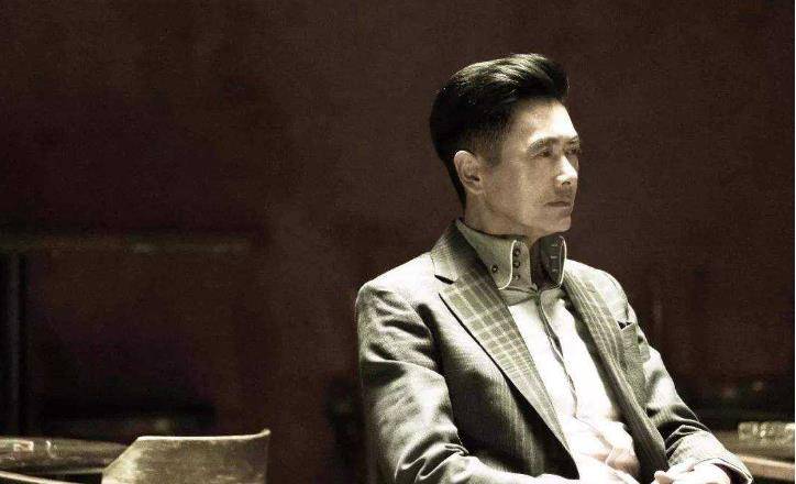 他的妻子周润发陈荟莲从不化妆,皮肤松弛,比努力变漂亮还要漂亮。