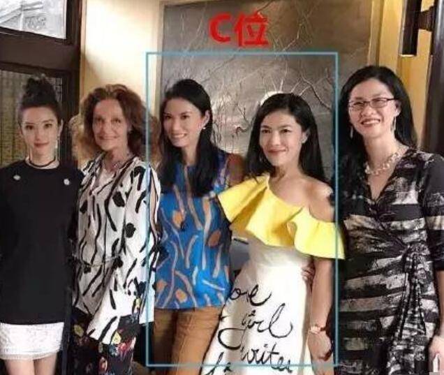 热依扎恢复机场照(热依扎晒全家福感谢粉丝)