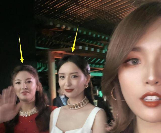 热依扎恢复机场照(热依扎晒全家福感谢粉丝)