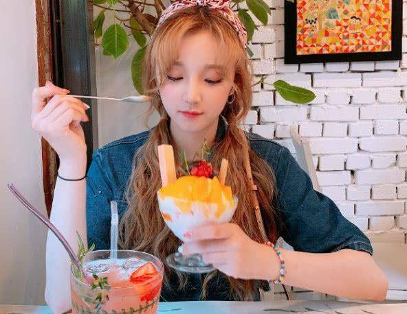 齐豫终于从卷发变成了直发。看到她的“外八”刘海,网友笑了:真好看。