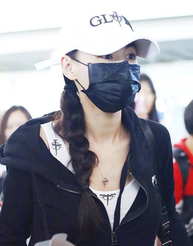 王菲小林青霞机场的近照,一个女强人随风而行,一个低调的女人手捧鲜花。