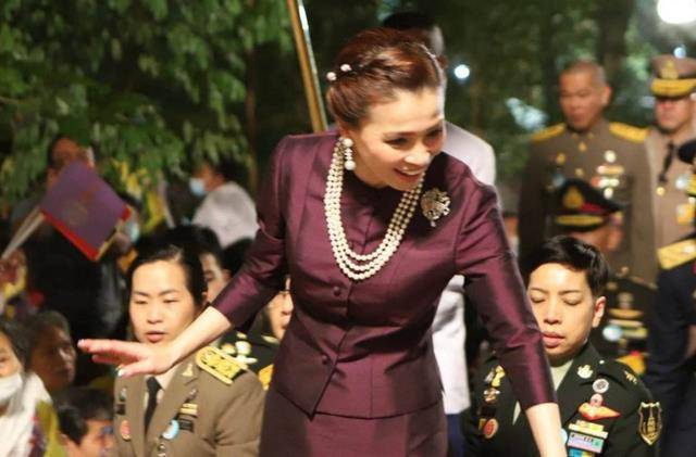 素达自身气场强大,后宫美女不愿与霸主抗衡。王储和王妃是前车之鉴。