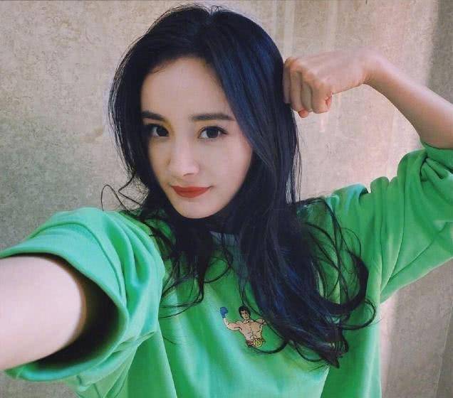 在整理了网友李小璐和杨幂的共同点后,他们说他们有了新的爱情,他们的穿衣风格发生了很大的变化。