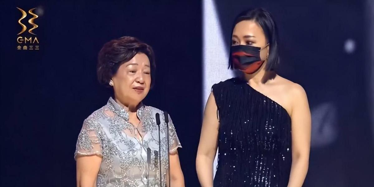 金曲奖向陈等10位已故音乐人致敬,其中年龄最小的只有26岁,画面让人落泪。