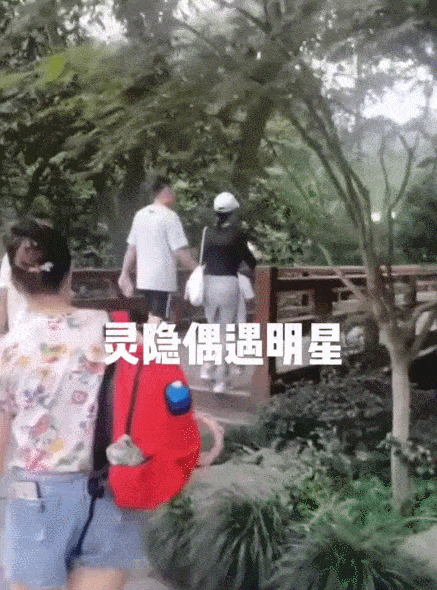 珍妮一家四口同框,布瑶带着两个儿子开心旅行,打破分居传闻。