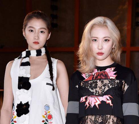 关晓彤看节目的样子很土很强势!而是被赞为漫画家!和坤合影比他强。