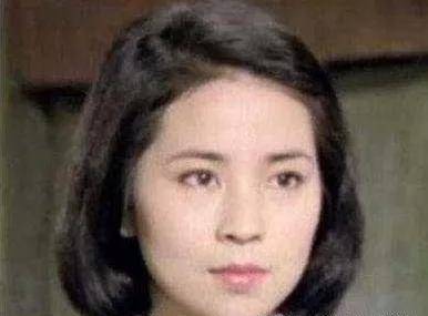 成龙媳妇林凤娇年轻时(成龙和林凤娇结婚照片)