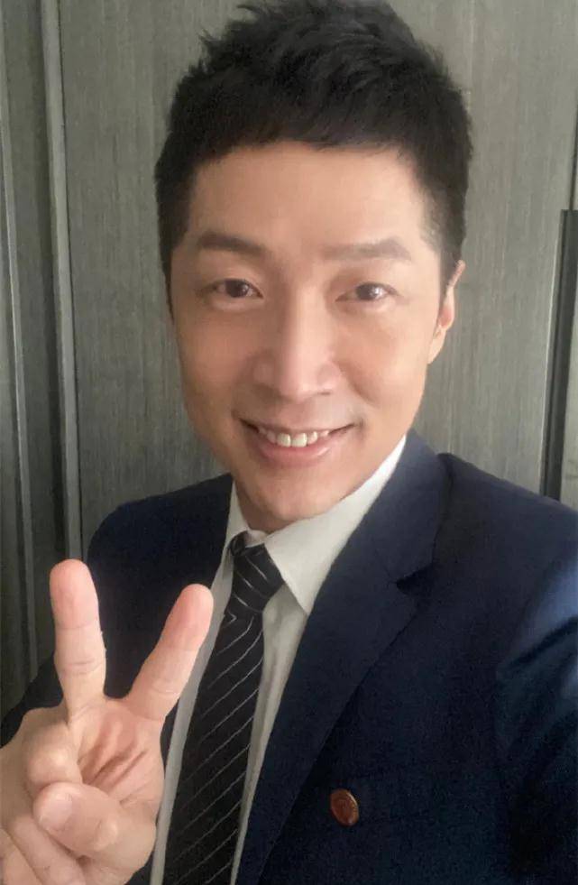 48岁的港星马浚伟获得了北京大学硕士学位:俗话说,活到老,学到老。有多少人能做到?