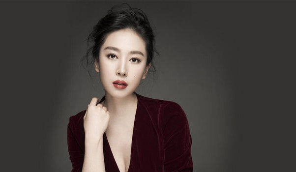 她出道十几年没有任何绯闻。她嫁给了古装男神后就退休了,现在过得很幸福。