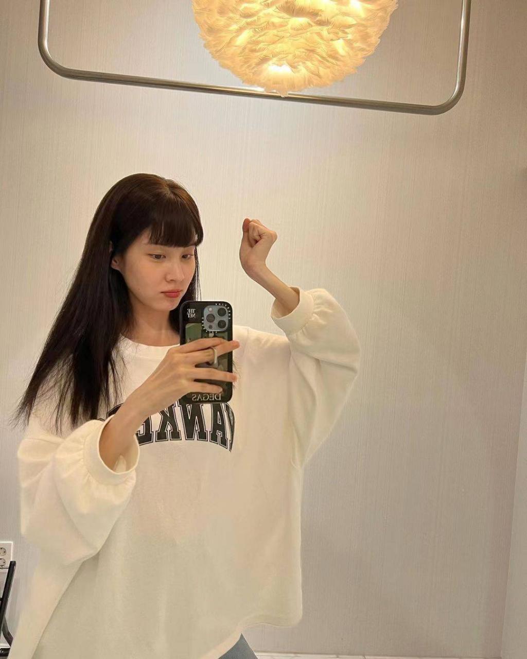 徐贤，一个十几岁的女孩，穿着“啦啦队长制服”，展示了她的芭比娃娃身材。回到15年前？