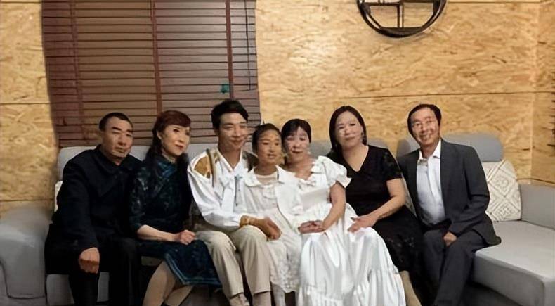 余秀华现场辱骂继女,自曝遭丈夫家暴。杨亨策:她会毁在自己手里。