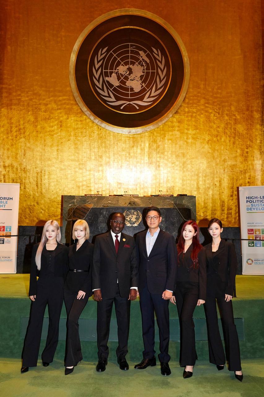 Aespa出席了联合国“2022年可持续发展高级别论坛”,并用英语发表演讲,鼓励关注未来的实践。