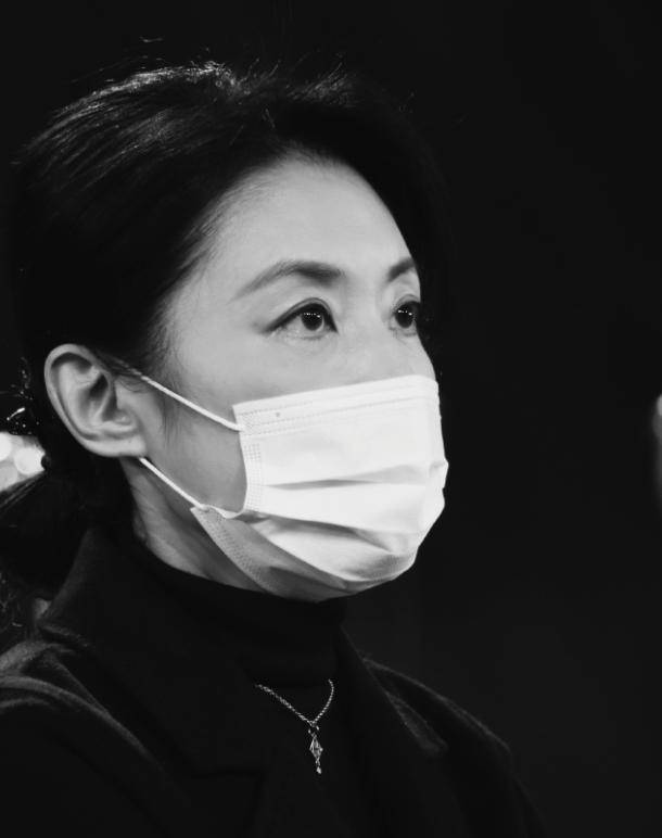 主持人周涛素颜曝光在电视上,细嫩的皮肤和疲惫的眼神,戴着口罩吃着薯片,超级可爱。