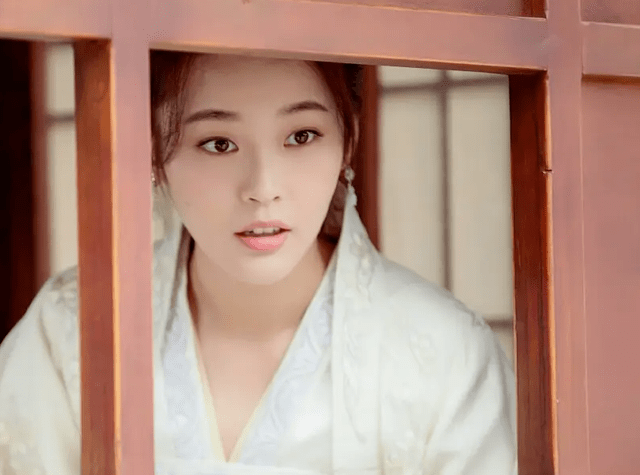 卡丽娜，娱乐圈的一个干净的表演者，不依靠叔叔的关系，而是用作品的质量和实力赚钱。