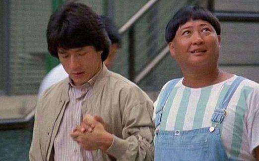 他地位比洪金宝高,把成龙打得不省人事,周星驰高薪也不会动。